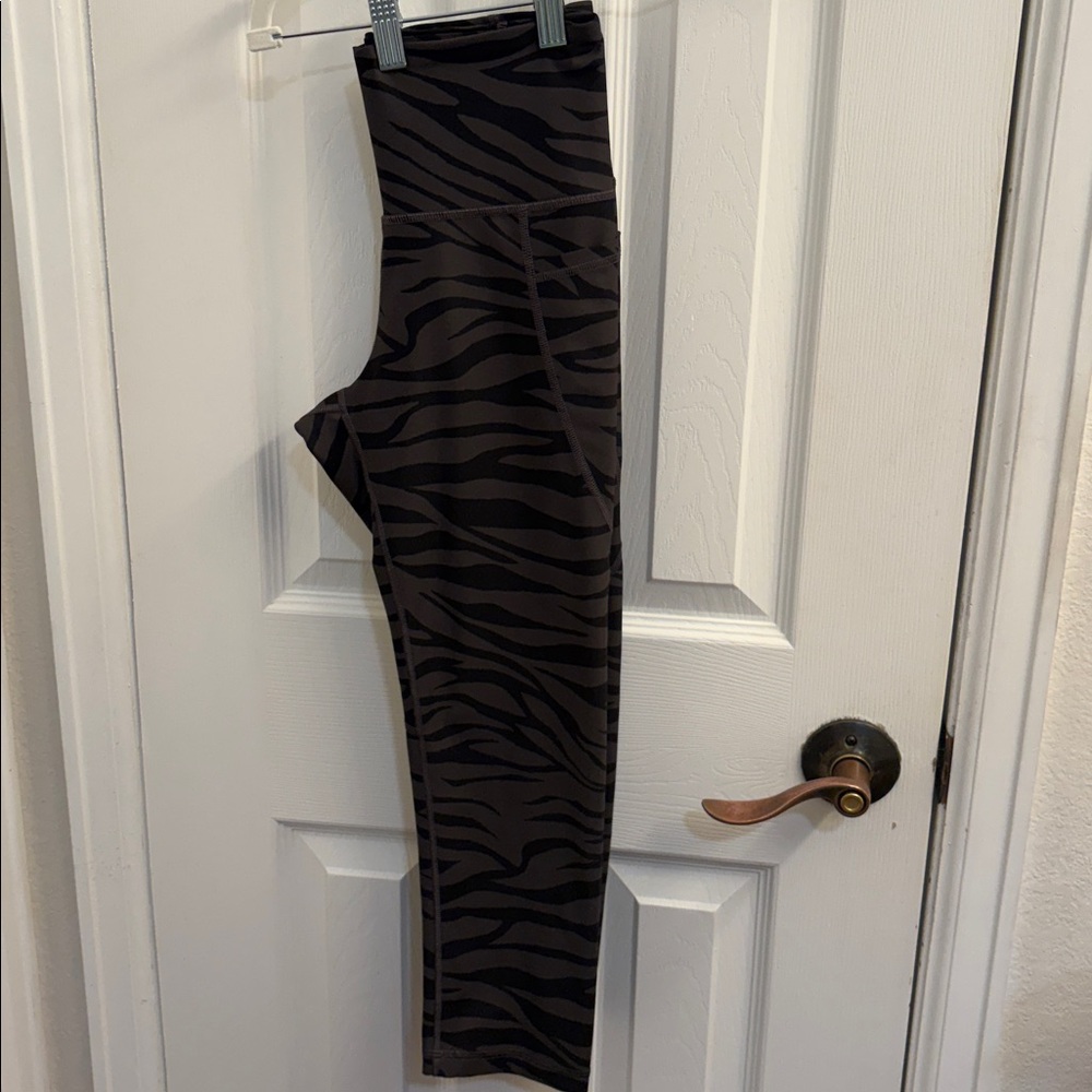 Old Navy Black and Gray Zebra Print Leggings - Picture 9 of 10